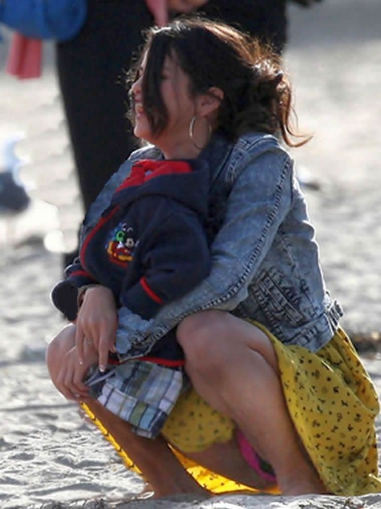 Paws reccomend Free upskirt pictures of selena gomez